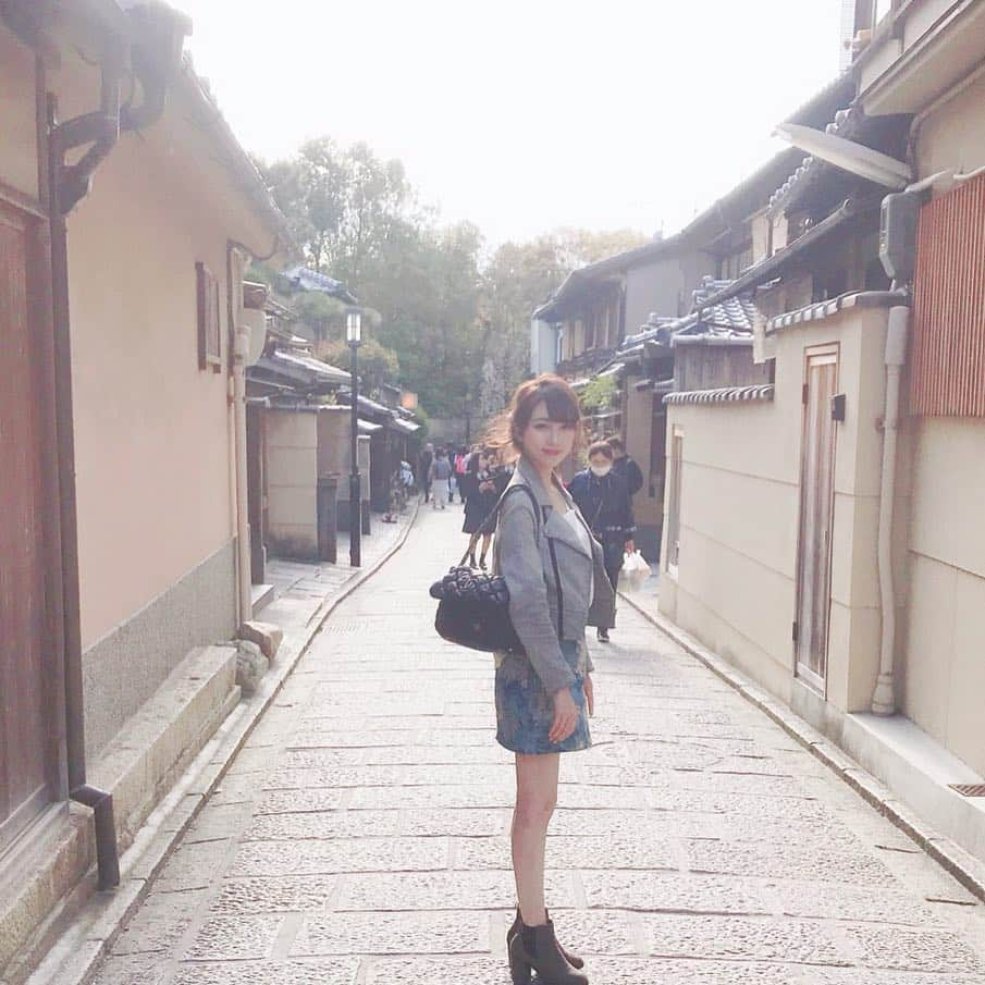 佐倉知里さんのインスタグラム写真 - (佐倉知里Instagram)「in 京都⛩🌸 滞在時間24時間ない弾丸旅行だったけど 凄く楽しめたー♡ . 平安神宮でさくらみくじ🌸(あれうさぎ神社でもおみくじしてたなぁ🤔) 二寧坂にある風情あるお座敷のスタバに 桜が満開のであい橋(きみの膵臓をたべたい♡) 京都の街並みもやっぱり素敵で 夜は鴨川沿いのイタリアンで美味しいお料理とワイン🍷 そして新幹線でゆったり帰宅。 . とにかく桜が満開でお天気もよくて嬉しかった🌸 . . . . #持ち物はこれだけ #着の身着のまま #素敵なお箸沢山購入 #京都弾丸旅行#京都旅行#京都桜#さくらみくじ#二寧坂スタバ#伏見であい橋 #kyoto#kyototrip」4月16日 16時38分 - chisa_tiara