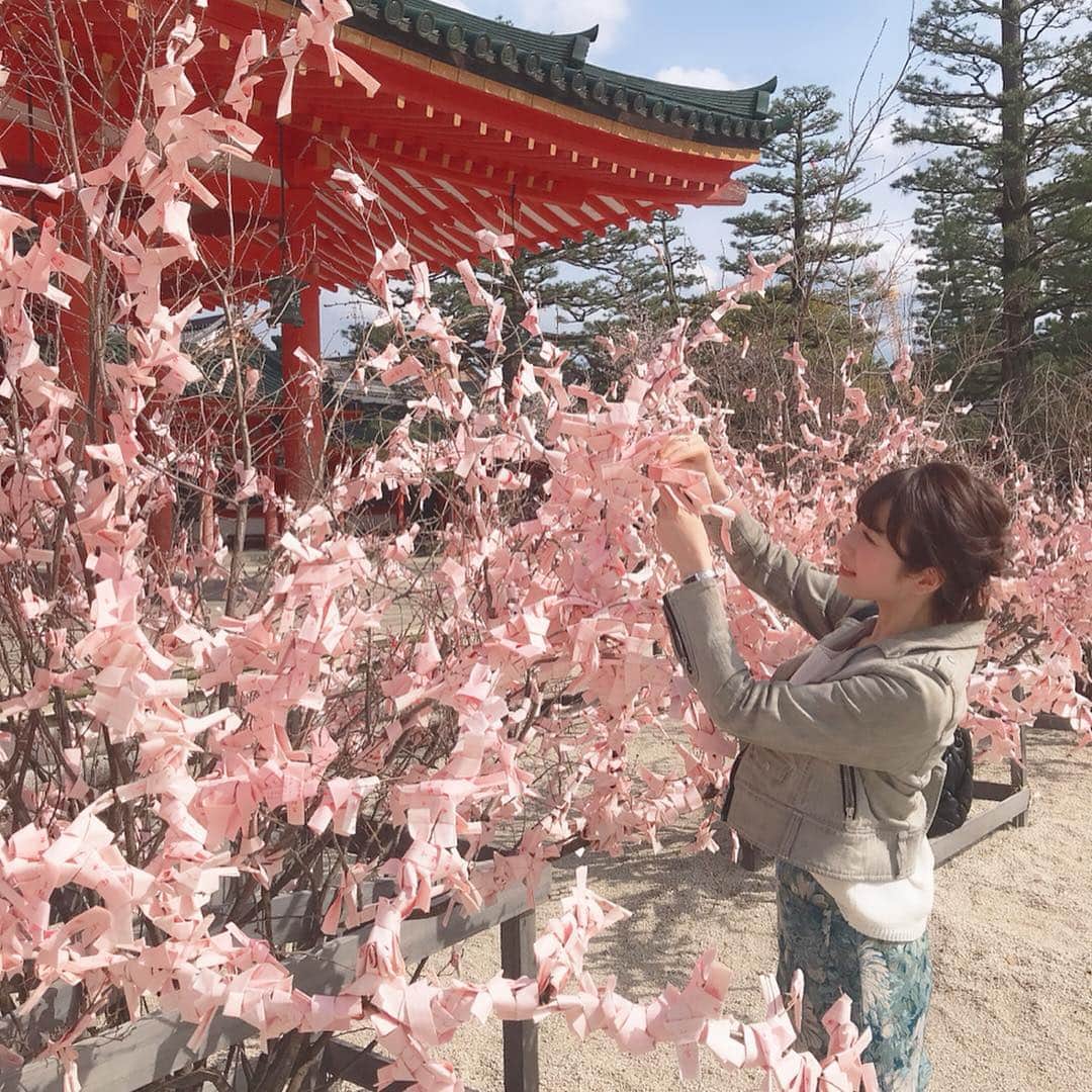 佐倉知里さんのインスタグラム写真 - (佐倉知里Instagram)「in 京都⛩🌸 滞在時間24時間ない弾丸旅行だったけど 凄く楽しめたー♡ . 平安神宮でさくらみくじ🌸(あれうさぎ神社でもおみくじしてたなぁ🤔) 二寧坂にある風情あるお座敷のスタバに 桜が満開のであい橋(きみの膵臓をたべたい♡) 京都の街並みもやっぱり素敵で 夜は鴨川沿いのイタリアンで美味しいお料理とワイン🍷 そして新幹線でゆったり帰宅。 . とにかく桜が満開でお天気もよくて嬉しかった🌸 . . . . #持ち物はこれだけ #着の身着のまま #素敵なお箸沢山購入 #京都弾丸旅行#京都旅行#京都桜#さくらみくじ#二寧坂スタバ#伏見であい橋 #kyoto#kyototrip」4月16日 16時38分 - chisa_tiara