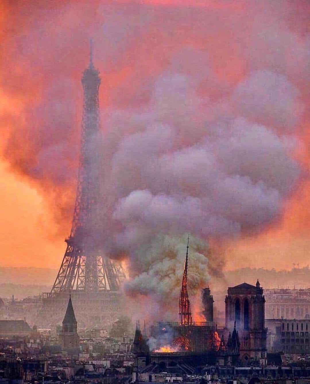 カロリーヌ・ド・メグレのインスタグラム：「❤️Congratulations and Thank You to all the firemen and people involved in saving Notre Dame ❤️ #NotreDame 🚒👩‍🚒👩‍🚒👏👏 @pompiers_paris photo @ag_photographe」