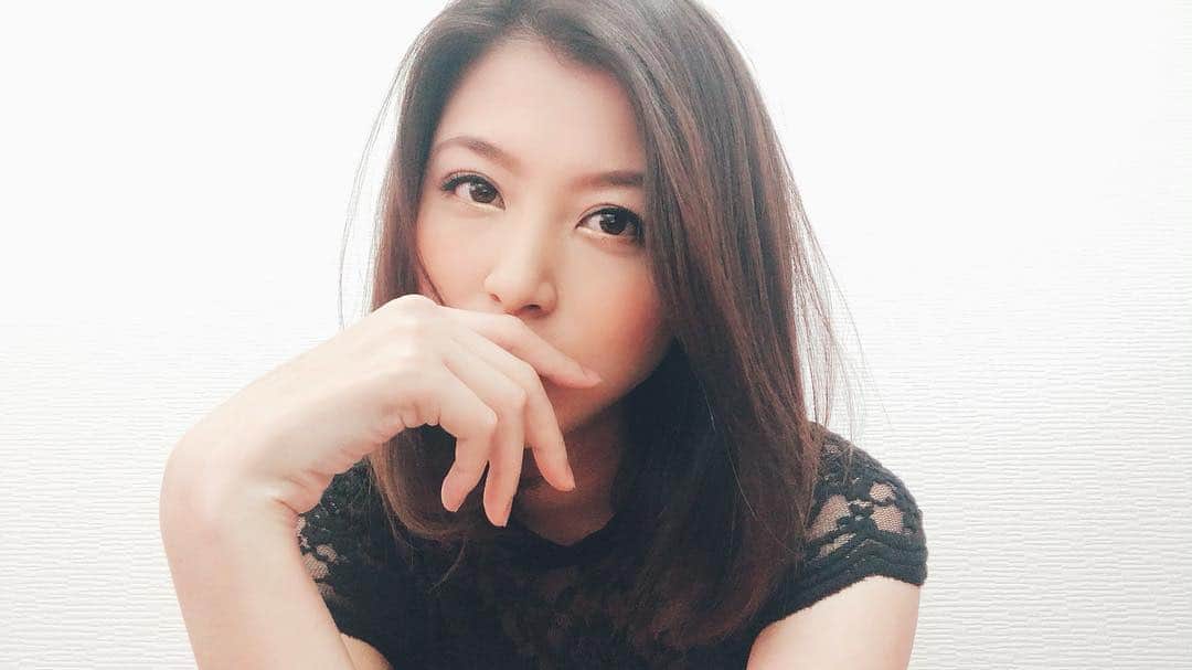 源崎トモエのインスタグラム：「季節の変わり目だからかな、 気分が変わりやすい🙃 そんな時は美味しい食べ物と 美味しいお酒飲んで気分上げてこ🍻 . #今日もお疲れ様 #今日も暖かかったね #お腹空いた#何食べよう  #みんなは何食べるの #投稿してるの見返したら #私口に手を当てるの好きなのかな #食いしん坊万歳」