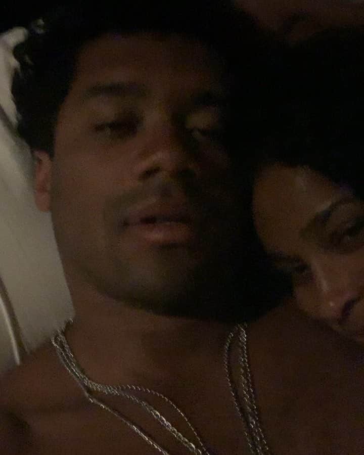 ラッセル・ウィルソンのインスタグラム：「SEATTLE. Let’s get it. @Seahawks #GoHawks」