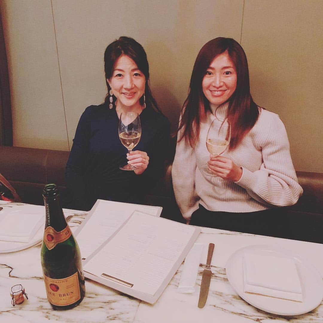 森下千里のインスタグラム：「そういえば…  この間のあこさんとの😊 味覚がかなり似ているおかげで、行きたいレストランが一緒❤️ 銀座のアポロは絶対、女子と来たいとこ！！ お席がなんと個室で広すぎ…たから、となりに座るということに😂 おかげで、 またまたかなり面白い会話に🤣 美味しくて楽しい時間。  早くまた会いたいなぁ… ☝︎デート気分😍 . . #銀座 #ギリシャ料理 #トランジット #シャンパン #美味しかった❤️ #アポロ」