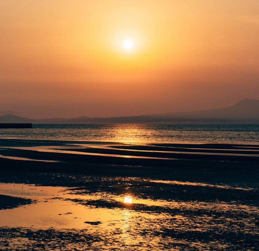 九州電力さんのインスタグラム写真 - (九州電力Instagram)「夕日に輝く、風と波が織りなす砂紋は、自然の芸術🌏✨ . . #九州電力 #kyuden #九電 #九州の灯り #御輿来海岸 #砂紋 #夕焼け #夕日 #ゆうやけこやけ部 #平成最後 #砂浜 #海岸 #日本の絶景 #美しい自然 #自然のアート #日本の渚百選 #夕日百選 #japan_bestsunset #カメラの好きな人と繋がりたい #熊本県 #kumamoto #熊本カメラ部 #有明海 #宇土市 #九州ぐらむ #ファインダー越しの私の世界 #九州旅行 #九州 #kyushu #九州愛」4月16日 17時01分 - kyuden_official