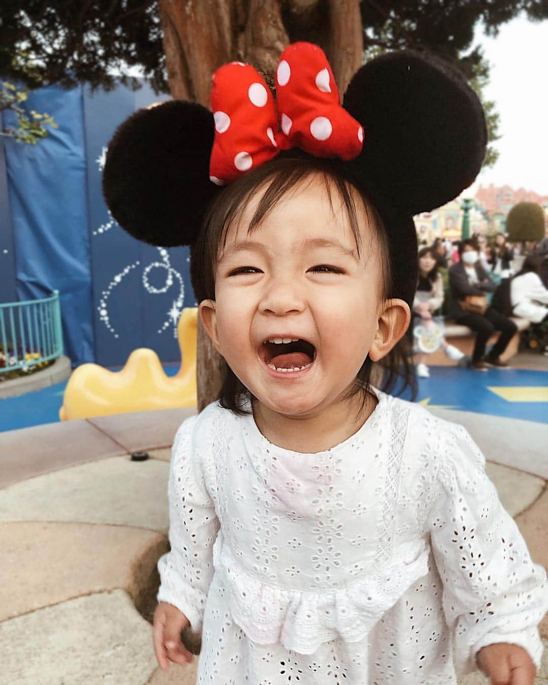 のインスタグラム：「一段と大変だった日は一息ついた時に写真を見返す🥺bigスマイルも急に真顔になるのも大好きよー❤️❤️ . 今日も床を拭く回数と部屋が綺麗になるのが比例しない1日だったなぁw カーペットを大型コインランドリーに持っていきクリーニングした次の日には🍊ジュースどしゃーーー🙂ロコ🐶も歳なのか最近失敗が多くてあちらこちら🤦🏻‍♀️家にいると私は1日何回床を拭いてるんだろう🧺w」