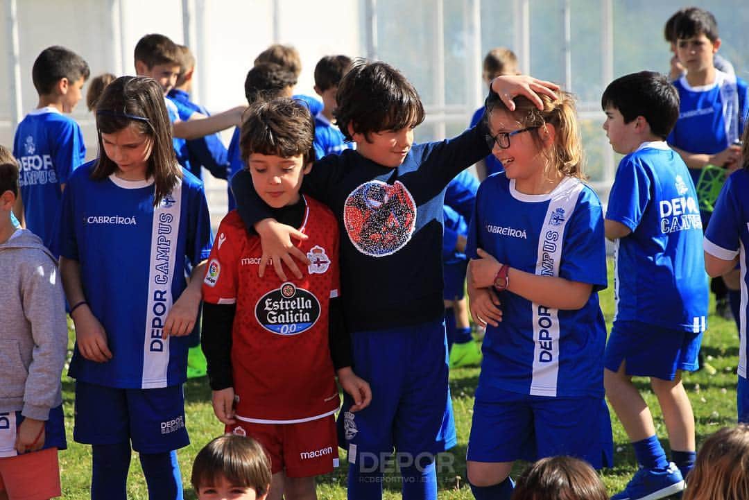 デポルティーボ・ラ・コルーニャさんのインスタグラム写真 - (デポルティーボ・ラ・コルーニャInstagram)「#AsNosas ayer, #osnosos hoy y mañana, con los niños y las niñas del #DéporCampus Mauro Silva  La Fundación Real Club Deportivo organiza actividades siempre que los más pequeños están de vacaciones. Es el caso de los DéporCampus @Cabreiroa y, en esta semana santa, junto a la Universidade da Coruña, también del DéporCampus Mauro Silva. Entre las actividades de Ordes, Dumbría y el INEF de Bastiagueiro, 150 niñas y niños viven de una forma diferente estos tres días antes de los festivos de semana santa.  A las actividades propias de cada DéporCampus se suma, en el caso del de Bastiagueiro, al ser de jornada completa, la visita por las tardes, tras el entrenamiento matinal, de las jugadoras y futbolistas del Dépor. Ayer fue el turno de Maya, Teresa y Alba Merino, que compartieron un rato de preguntas e inquietudes con los participantes en el Campus. Hoy les tocará el turno a Pedro Sánchez y Vicente Gómez, que además responderán a las cuestiones con los micrófonos de Radio Marca como testigos, mientras que mañana Pedro Mosquera y Carlos Fernández cerrarán la edición número 20 del DéporCampus Mauro Silva.」4月16日 17時06分 - rcdeportivo