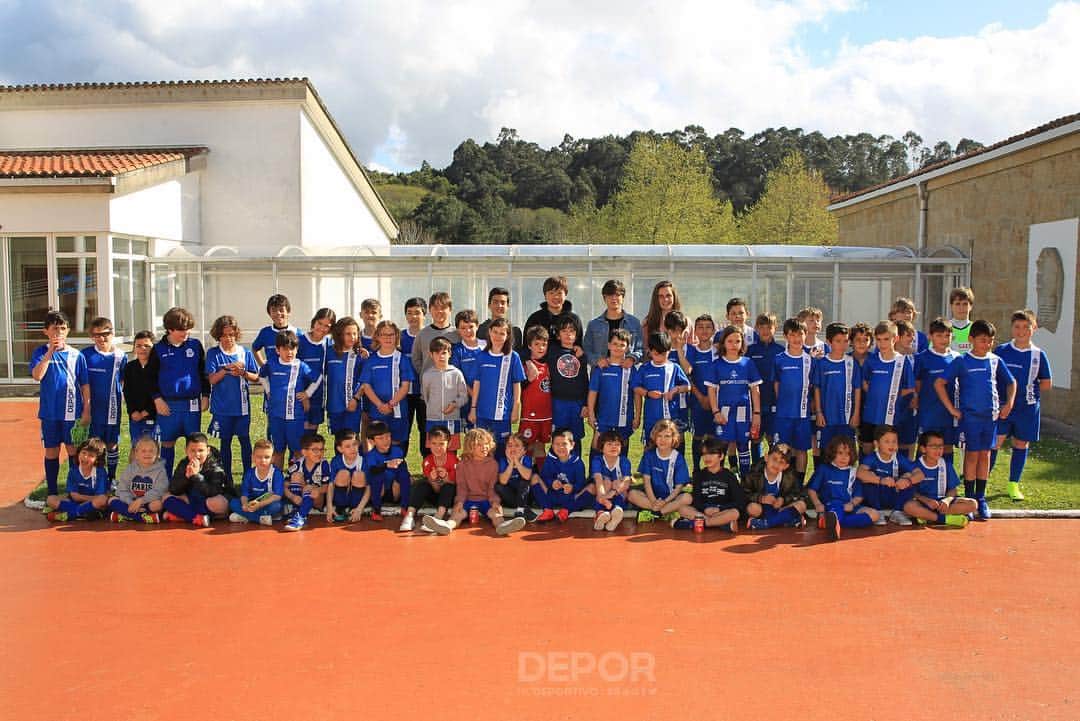 デポルティーボ・ラ・コルーニャさんのインスタグラム写真 - (デポルティーボ・ラ・コルーニャInstagram)「#AsNosas ayer, #osnosos hoy y mañana, con los niños y las niñas del #DéporCampus Mauro Silva  La Fundación Real Club Deportivo organiza actividades siempre que los más pequeños están de vacaciones. Es el caso de los DéporCampus @Cabreiroa y, en esta semana santa, junto a la Universidade da Coruña, también del DéporCampus Mauro Silva. Entre las actividades de Ordes, Dumbría y el INEF de Bastiagueiro, 150 niñas y niños viven de una forma diferente estos tres días antes de los festivos de semana santa.  A las actividades propias de cada DéporCampus se suma, en el caso del de Bastiagueiro, al ser de jornada completa, la visita por las tardes, tras el entrenamiento matinal, de las jugadoras y futbolistas del Dépor. Ayer fue el turno de Maya, Teresa y Alba Merino, que compartieron un rato de preguntas e inquietudes con los participantes en el Campus. Hoy les tocará el turno a Pedro Sánchez y Vicente Gómez, que además responderán a las cuestiones con los micrófonos de Radio Marca como testigos, mientras que mañana Pedro Mosquera y Carlos Fernández cerrarán la edición número 20 del DéporCampus Mauro Silva.」4月16日 17時06分 - rcdeportivo
