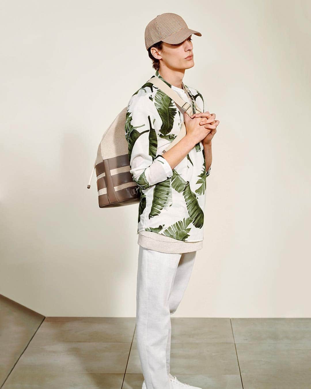 ZARAさんのインスタグラム写真 - (ZARAInstagram)「Botanical print shirting paired with cotton backpacks to complement the looks @zaraman Thank you @valentincaron_fr」4月16日 17時06分 - zara