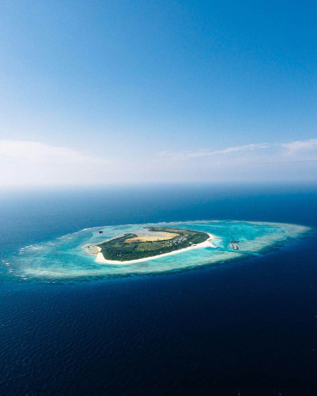 Be.okinawaさんのインスタグラム写真 - (Be.okinawaInstagram)「Coral reefs and the vast ocean of Minna Island. Enjoy snorkeling, diving, and all kinds of water activities on this remote island. 📷:@ippei.janine #minnaisland #snorkeling #diving #wateractivities #beach #beachlife #beachlover #beachside #beokinawa #visitokinawa」4月16日 17時07分 - visitokinawajapan