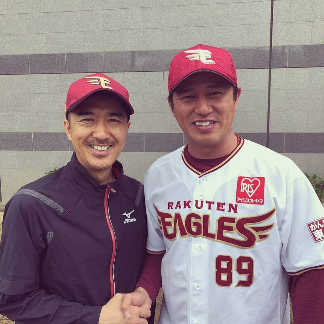 池森秀一さんのインスタグラム写真 - (池森秀一Instagram)「楽天、平石監督との2ショットW(`0`)W 池森プロデュース楽曲！小山翔吾が歌う「Go For Eagles」が「2019シーズン東北楽天ゴールデンイーグルス応援ソング」に決まりました！ 色々なスポーツサイトに掲載されていますのでぜひ、チェックして下さい♪ #DEEN #vocal #池森秀一 #music #musicproducer #東北楽天ゴールデンイーグルス #楽天イーグルス #平石洋介 #平石監督 #プロ野球 #パリーグ #仙台 #小山翔吾 #goforeagles」4月16日 17時09分 - ikemori_shuichi