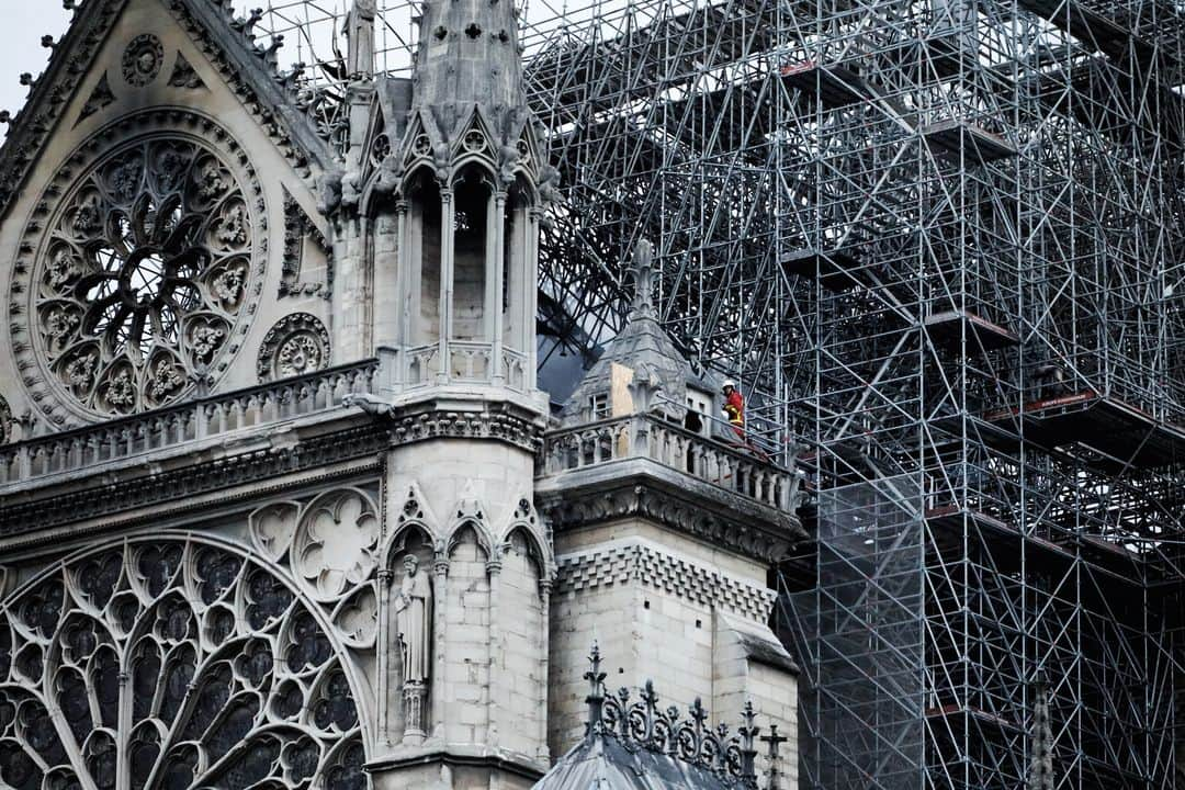 ルモンドさんのインスタグラム写真 - (ルモンドInstagram)「Après une nuit de lutte, l’incendie qui s'est declenché hier soir à la cathédrale Notre-Dame de Paris est éteint. Cliquer sur notre bio pour suivre le live. 2 : Sœur Marie-Aimée et sœur Agatha, de la Fraternité monastique de Jérusalem, sur le pont de la Tournelle, le matin du 16 avril. Toute la nuit, elles ont regardé brûler la cathédrale : "J’ai vu la flèche s’effondrer. Je me souviens, dans la foule des Parisiens, des touristes, un silence… " La jeune religieuse née en Pologne voit dans l’image de Notre-Dame debout un signe d’espoir : "Les murs, l’intérieur sont préservés. Cela me fait penser à notre Eglise qui traverse tout ces scandales aujourd’hui… Il y a le temps de l’apocalypse… [elle fait un geste en direction de la carcasse de Notre-Dame]… et il y aura le temps de la renaissance." 3 : Pour Yaya, sapeur-pompier basé à Clamart, la nuit a été très longue. Mais la bataille a été gagnée, la pression se relâche et la relève arrive : "C’était une opération très compliquée à cause de la hauteur du bâtiment mais on en est venu à bout…", raconte-t-il. "J’aime visiter Paris quand je peux mais je ne suis jamais entré dans Notre-Dame de Paris. Il y a des monuments comme ça, on passe devant, on se dit qu’ils seront toujours là… mais c’est pas grave, ils vont la reconstruire, et là j’irai la visiter !", glisse-t-il dans un sourire optimiste. - Photos : Denis Allard (@DenisAllard) #PourLeMonde - #NotreDame #Cathedrale #NotreDameDeParis」4月16日 17時10分 - lemondefr