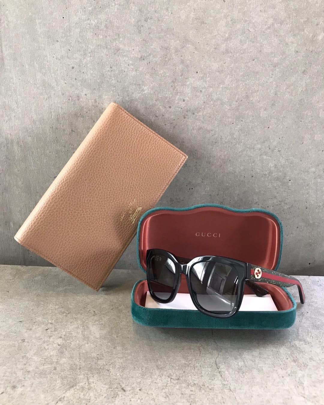 Ｈedyさんのインスタグラム写真 - (ＨedyInstagram)「【WEB掲載商品】 GUCCI shrink leather chain wallet. sherry line sunglasses. . @hedy_worldwide  #vintage #vintageshop #hedy #hedy_japan #gucci #wallet #sunglasses #bag #fashion #accessary」4月16日 17時10分 - hedy_vintage