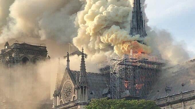 フロリアン・トヴァンのインスタグラム：「#notredame 🙏🏻❤️」