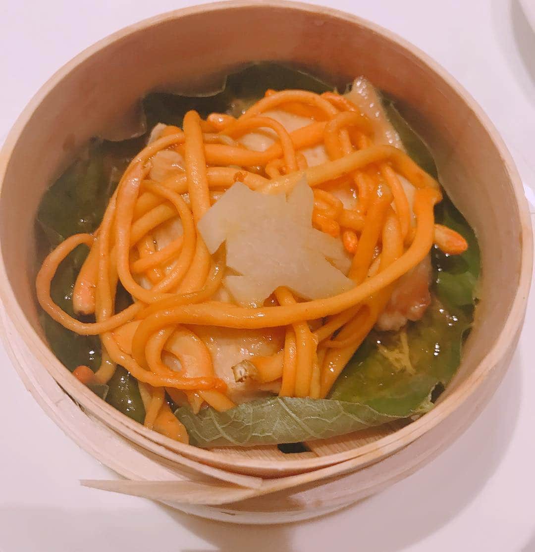 三浦泉さんのインスタグラム写真 - (三浦泉Instagram)「* #ディズニーエクスプローラーズロッジ  で飲茶ディナー いただきました🎉🍽 *  ディズニーらしく飲茶にもミッキーが登場❣️ どれも美味しく 絶品でした🍽😊♥️ * @himemode  ちゃんとテンション上がってます🎉😊♥️💗 #香港ディズニーランド  #女子旅　 #ここはもっとハッピー #香港 #香港旅行  #香港ディズニー #desneyexplorerslodge #飲茶 #飲茶ディナー」4月16日 17時12分 - princessizu1201