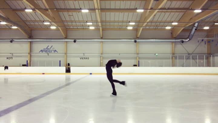 セシリア・トルンのインスタグラム：「Wondering why my layback spin never looked like this when I did singles.... 🧐🙃🌀」