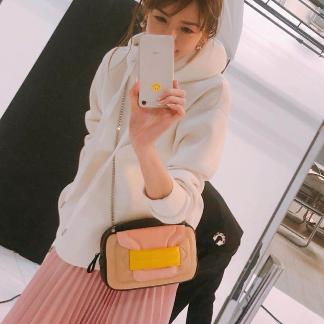 美香さんのインスタグラム写真 - (美香Instagram)「今日は @be_story_official の撮影でした💗💗💗 久しぶりに来たスタジオ。東京でモデルを始めた頃 本当によく通っていて なつかしくて色々思い出しました🍀 うまくポージングができなくて 全く表現できなくて。 何も出来ないのに 出来ない姿をさらけ出す勇気もなくて。 とにかく明るく、なんだって気にしてない わたし 強いんです みたいなフリをして。 辛くなってトイレに駆け込んだ時 ふと鏡に写った自分を見て情けなくて悔しくて 泣いた思い出が急にフラッシュバックしました。 カッコ悪い自分。若いうちはドンドン出していいと思う。それすら魅力にして突き進め！ と 昔の自分に言ってあげたいなぁ と思った 本日の撮影でした🤭  しふく💗 パーカー… @secrettrophy  スカート… #milaowen  バッグ… #pierrehardy  サンダル… #snidel  ミサンガ… #dior ピアス… #tiffany」4月16日 17時15分 - mikaofficial99