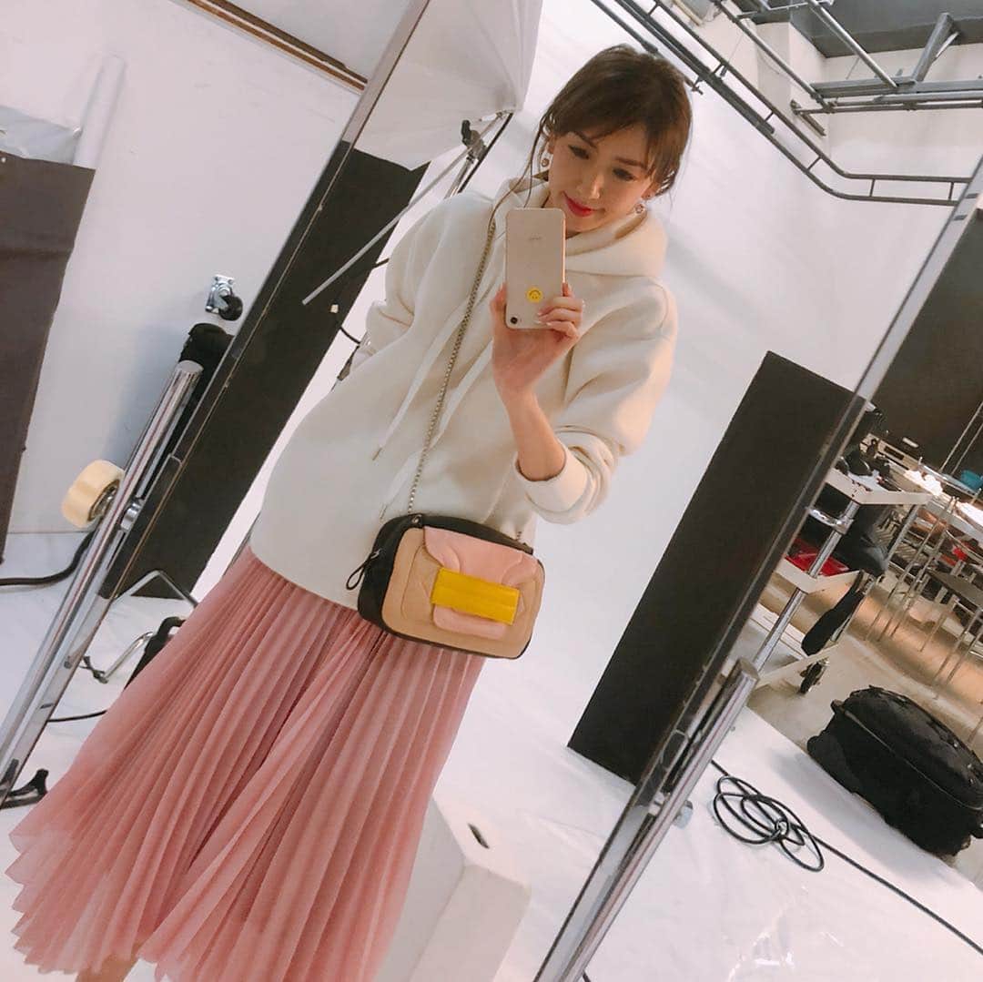 美香さんのインスタグラム写真 - (美香Instagram)「今日は @be_story_official の撮影でした💗💗💗 久しぶりに来たスタジオ。東京でモデルを始めた頃 本当によく通っていて なつかしくて色々思い出しました🍀 うまくポージングができなくて 全く表現できなくて。 何も出来ないのに 出来ない姿をさらけ出す勇気もなくて。 とにかく明るく、なんだって気にしてない わたし 強いんです みたいなフリをして。 辛くなってトイレに駆け込んだ時 ふと鏡に写った自分を見て情けなくて悔しくて 泣いた思い出が急にフラッシュバックしました。 カッコ悪い自分。若いうちはドンドン出していいと思う。それすら魅力にして突き進め！ と 昔の自分に言ってあげたいなぁ と思った 本日の撮影でした🤭  しふく💗 パーカー… @secrettrophy  スカート… #milaowen  バッグ… #pierrehardy  サンダル… #snidel  ミサンガ… #dior ピアス… #tiffany」4月16日 17時15分 - mikaofficial99