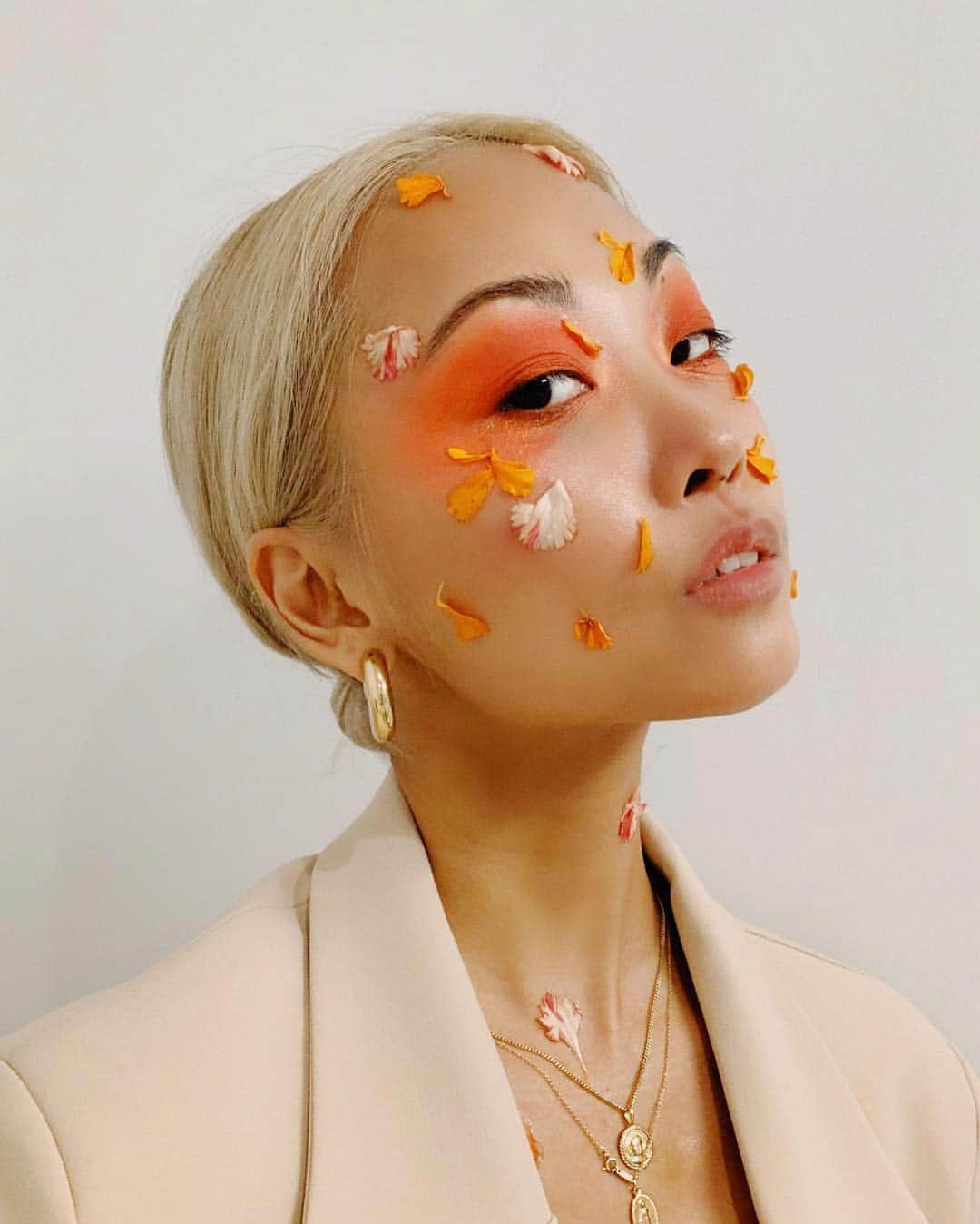 ELLE UKさんのインスタグラム写真 - (ELLE UKInstagram)「Thanks to @thehautepursuit for giving us all  the festival beauty inspo we need 🌸 Now all we need is a flight to this weekend’s #coachella  LINK IN BIO for more looks」4月16日 17時20分 - elleuk