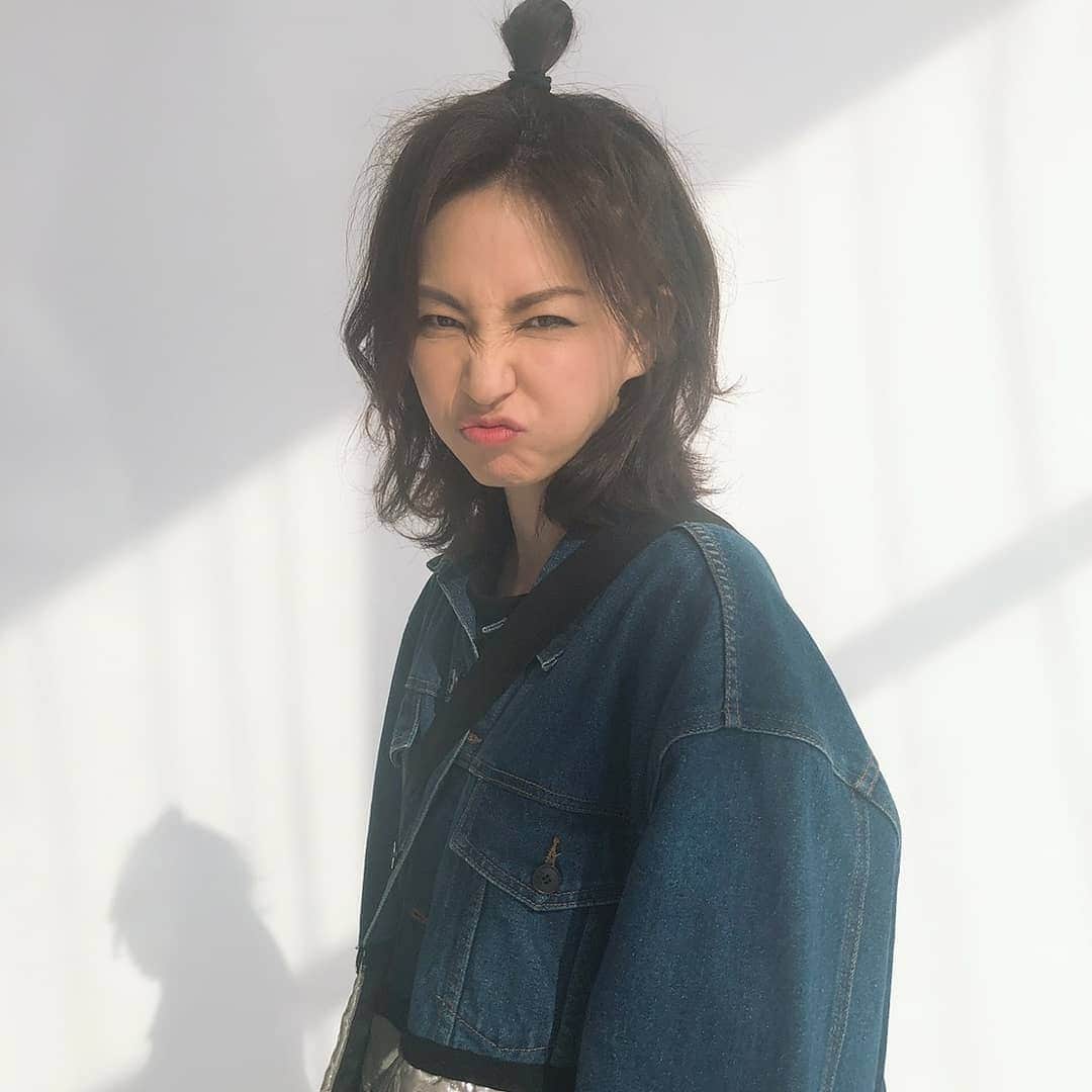 真山景子のインスタグラム：「本日の撮影 #ミカコ３女が撮ってくれた #安定の安らぎ #安らぎ動画 #なんか癒される象 #連日の戦友 #明日は3姉妹 #撮影中の私たち #この象さん動画で癒されて下さい❤️」