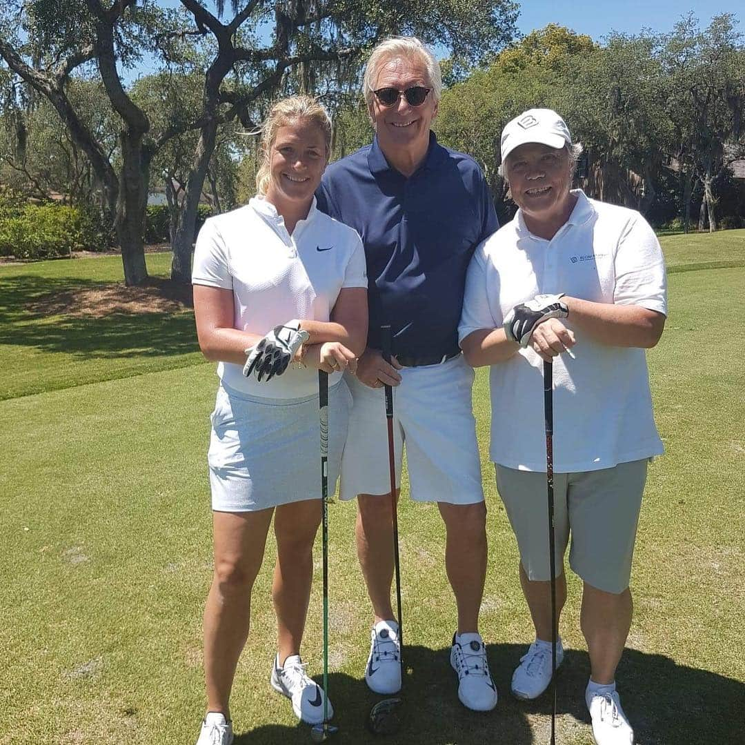 スーザン・ペターセンさんのインスタグラム写真 - (スーザン・ペターセンInstagram)「Casual round of golf with dad and cousin today:) @bayhill #theyhadnochance:) #easter」4月17日 4時12分 - suzannpettersen