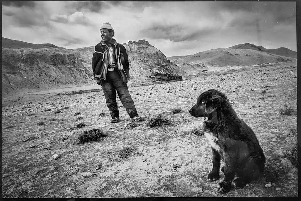 Cory Richardsさんのインスタグラム写真 - (Cory RichardsInstagram)「Crossing the Tibetan Plateau I’m continually renewed and inspired by the scenics around me.  We have made it to basecamp. I begin the last leg of the other journey that has been the primary focus of my vision: training. 10 months behind me, each day built upon the last creating steps of progress up along the way. Each success and failure of the past make it possible to attempt the final goal. So many place the focus on the final step, but it’s  a staircase - you can’t make it to the top without the many that were laid before. It’s been less about the goal, and its outcome, than the transformations that have built me into who I am in this moment.  Photo 1: Weather rolling into the Tibetan Plateau Photo 2: A Tibetan Mastiff, making me miss my pup at home. With every goodbye, I can say hello again. #nikoneverest @nikonusa @ladzinski @roam @estebantopomena @erichroepke  #tibet #everest #transformation #training #landscape #photography」4月17日 4時14分 - coryrichards