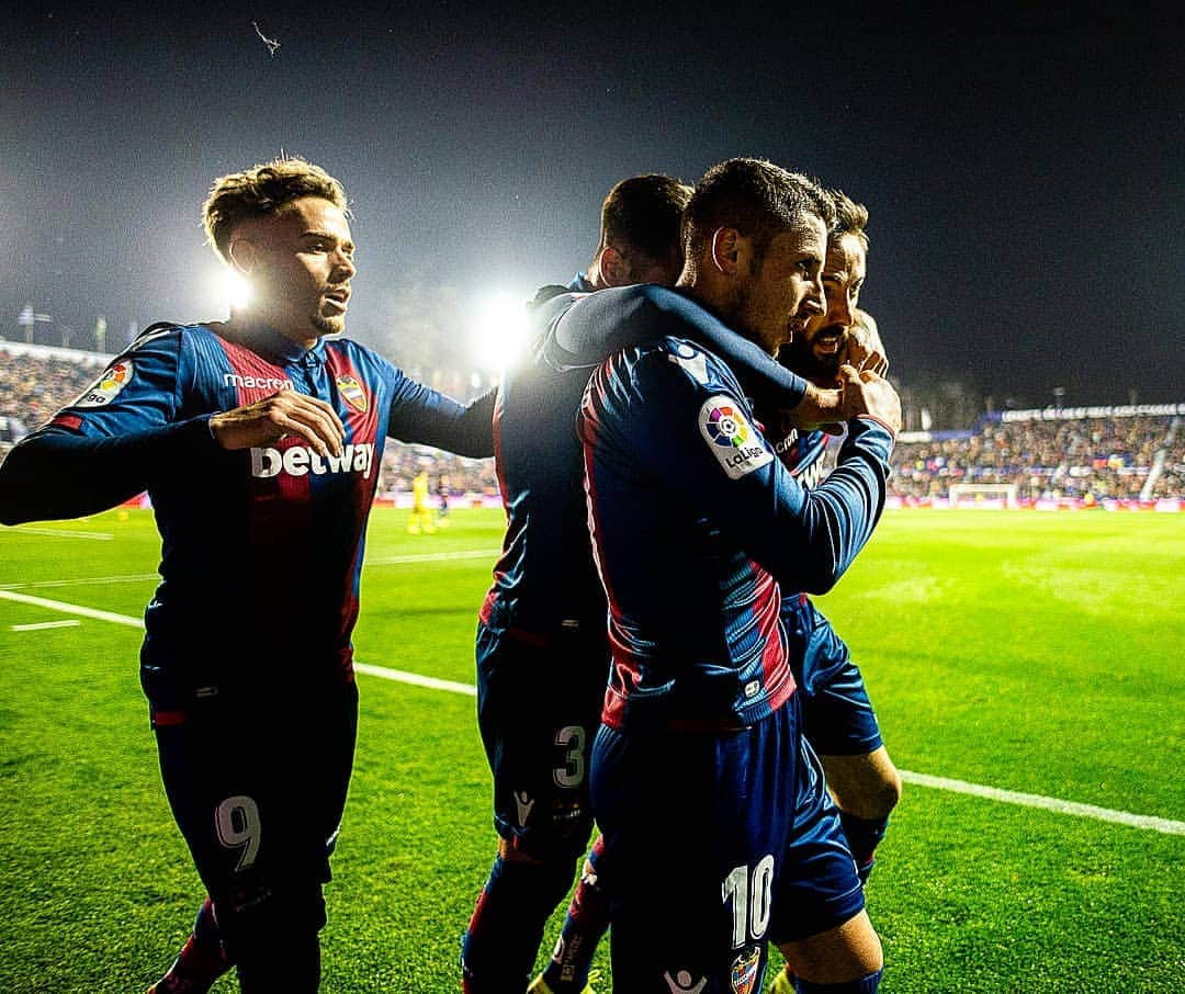 レバンテUDさんのインスタグラム写真 - (レバンテUDInstagram)「#ElClubQuePortemAlCor 💙❤⚽️🐸 #LevanteEspanyol」4月17日 2時44分 - levanteud