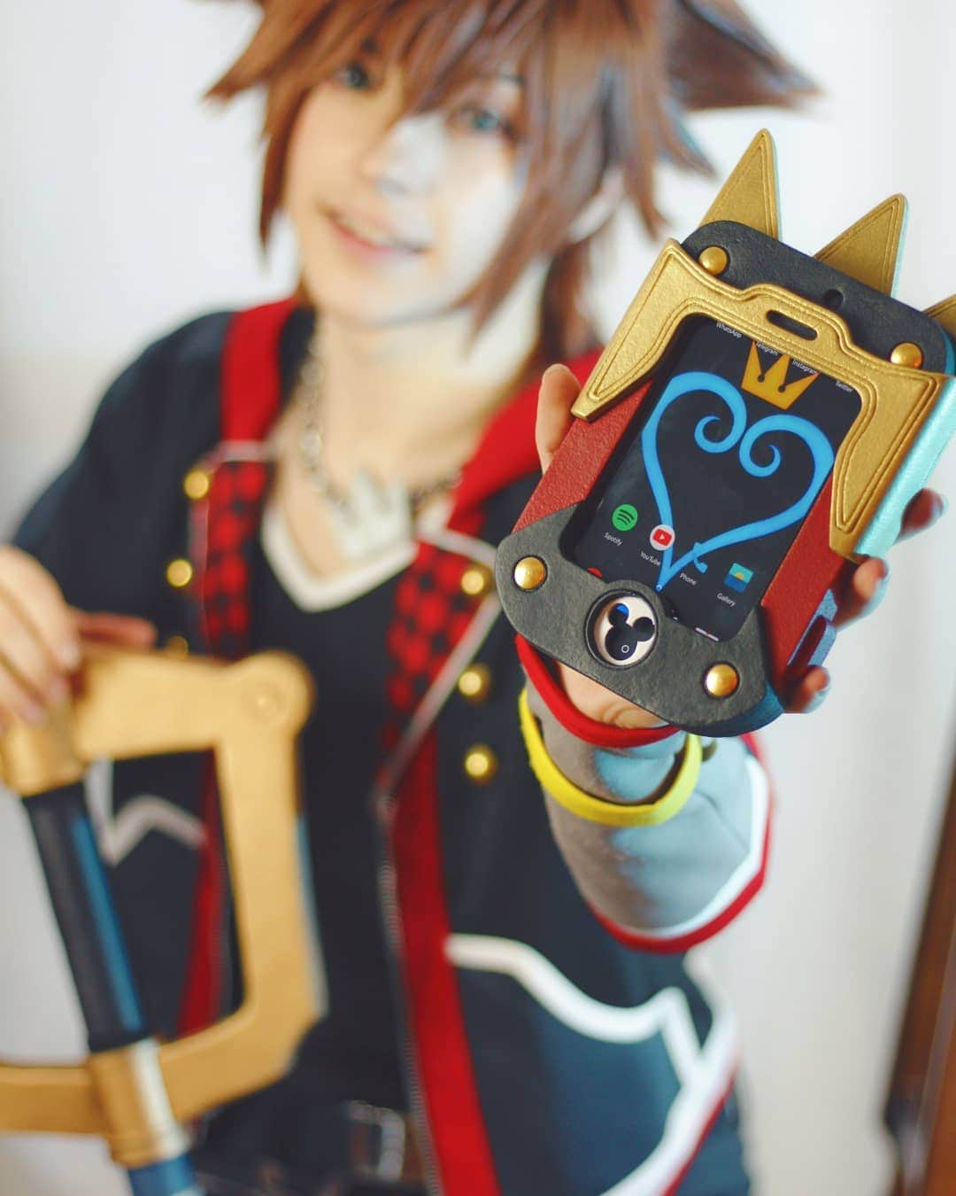 Geheさんのインスタグラム写真 - (GeheInstagram)「📱GummiPhone by @lorentz_iwood ! Remember the gummiphone I did following the patterns from his shop? I couldn't make it to fit my phone because the scale didn't match but he was kind enough to make a custom gummiphone case for my phone and sent it to me 😭💙 it fits perfectly, even has a hole in the front so I can use my front camera 😤 If you want to get one for yourself check out his account @lorentz_iwood !  #gummiphone #KingdomHearts3 #KH3 #Sora #Cosplay #KH3cosplay」4月17日 2時45分 - geheichou