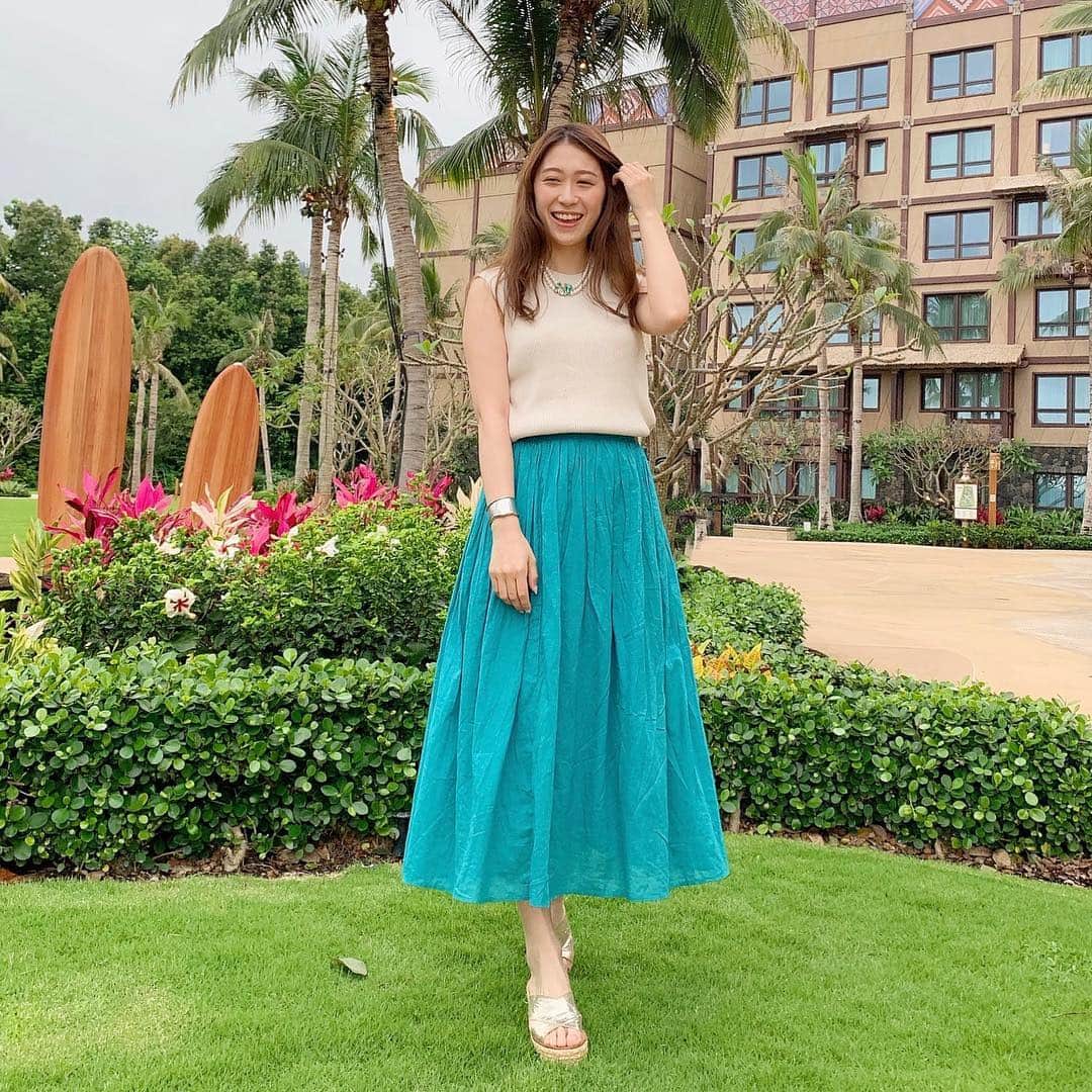 豊森ちはやのインスタグラム：「﻿ ﻿ 〰️ Disney Explorer Lodge Resort Hotel 〰️﻿ ﻿ ﻿ 今回泊まってるホテルはここ ✌🏻﻿ ﻿ バリを思い出す南国風 🌴﻿ ﻿ プールもあったから知ってたら入りたかった！🌈﻿ ﻿ ﻿ ﻿ ☑︎ skirt : @urs_official ﻿ ﻿ #香港ディズニーランド﻿ #ここはもっとハッピー﻿ #urs_styling #urs_official #ユアーズ」