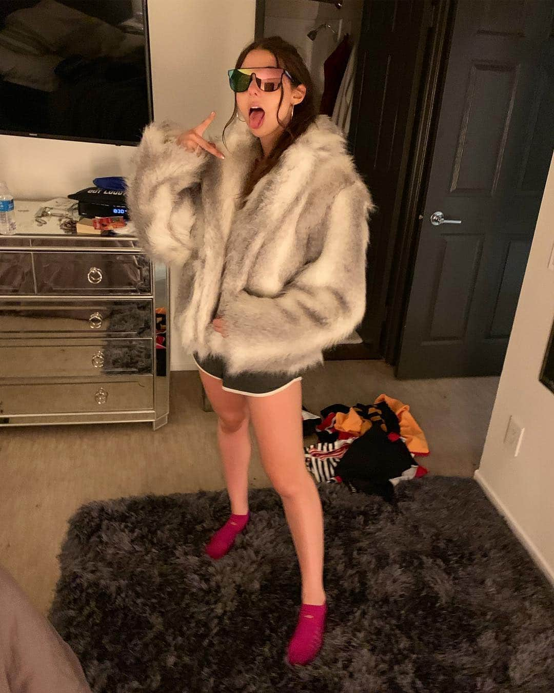 キーラ・コサリンさんのインスタグラム写真 - (キーラ・コサリンInstagram)「when cleaning out ur closet with ur best friend turns into an impromptu fashion shoot (ft gorgeous faux fur by @mattsarafa, my fave pink socks, and @broadwaybarbie)」4月17日 3時08分 - kirakosarin