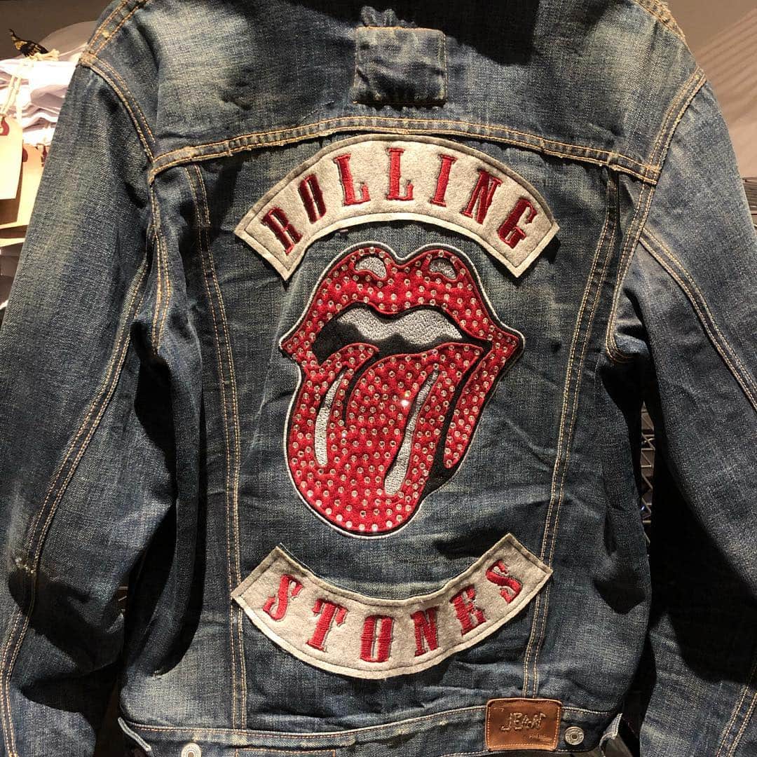 のインスタグラム：「@pattihansen we are finally ready to sell this one of a kind @Jean Shop @therollingstones denim jacket that you asked about a few times in the past. PM us if you are still interested and we will hold it for you. #pattihansen #therollingstones @officialkeef #jeanshop #jeanshopnyc #shopjeans #therollingstones #thestones #oneofakind」