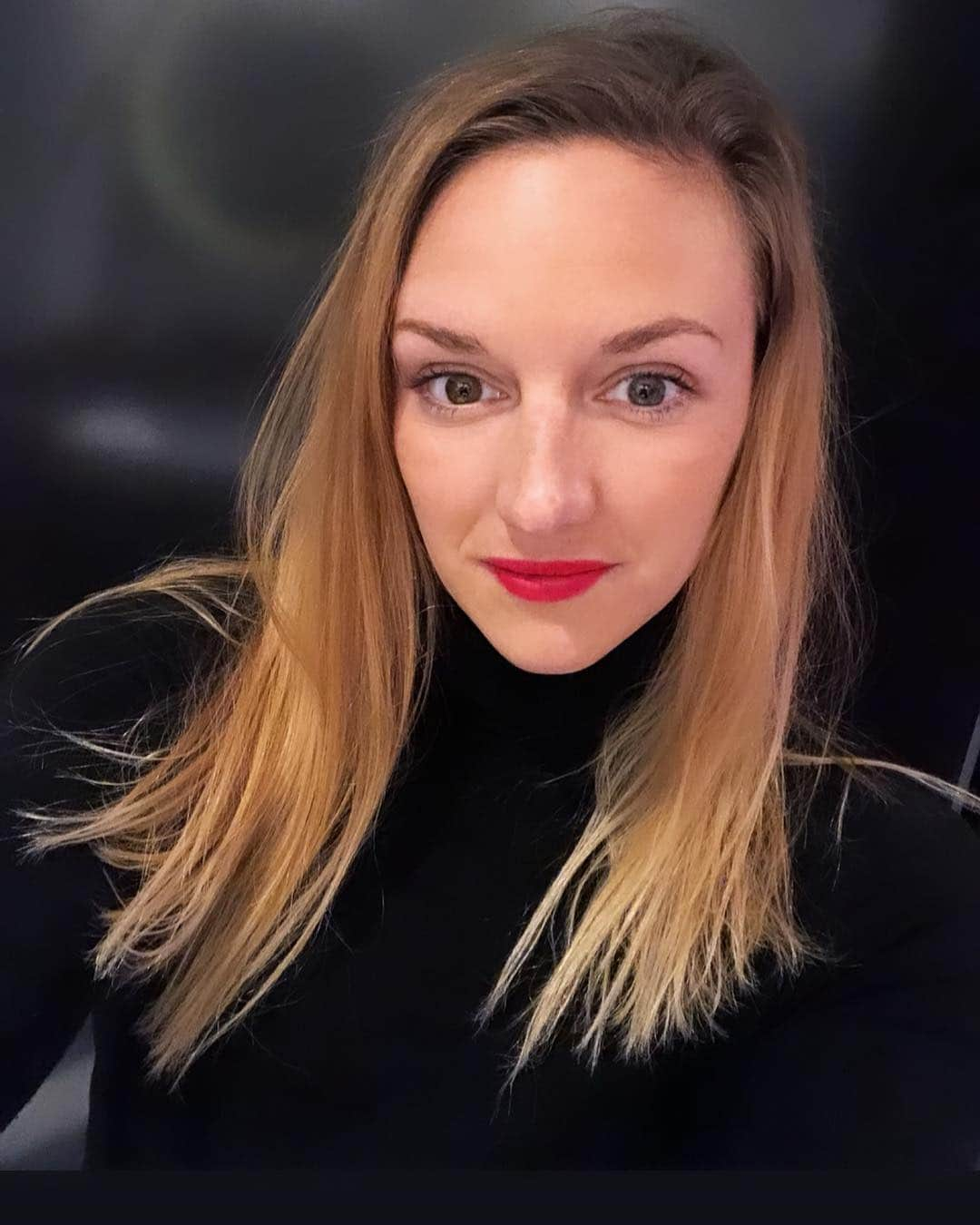 カティンカ・ホッスーさんのインスタグラム写真 - (カティンカ・ホッスーInstagram)「After a month of racing, I need to put some red lipstick on 💁🏼‍♀️ I think women athletes know what I’m talking about 😉 Egy hónap versenyzés után muszáj volt egy kis piros rúzs 💁🏼‍♀️ szerintem a női sportolók tudják miről beszélek 😉  #IronLady #swimmerlife #womenathlete」4月17日 3時03分 - hosszukatinka