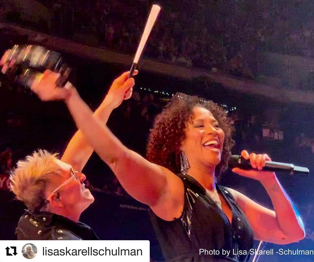 マーク・シュルマンさんのインスタグラム写真 - (マーク・シュルマンInstagram)「#Repost @lisaskarellschulman @stacycampbell514 @markyplanet #amazingaudience #ilovela」4月17日 3時04分 - markyplanet