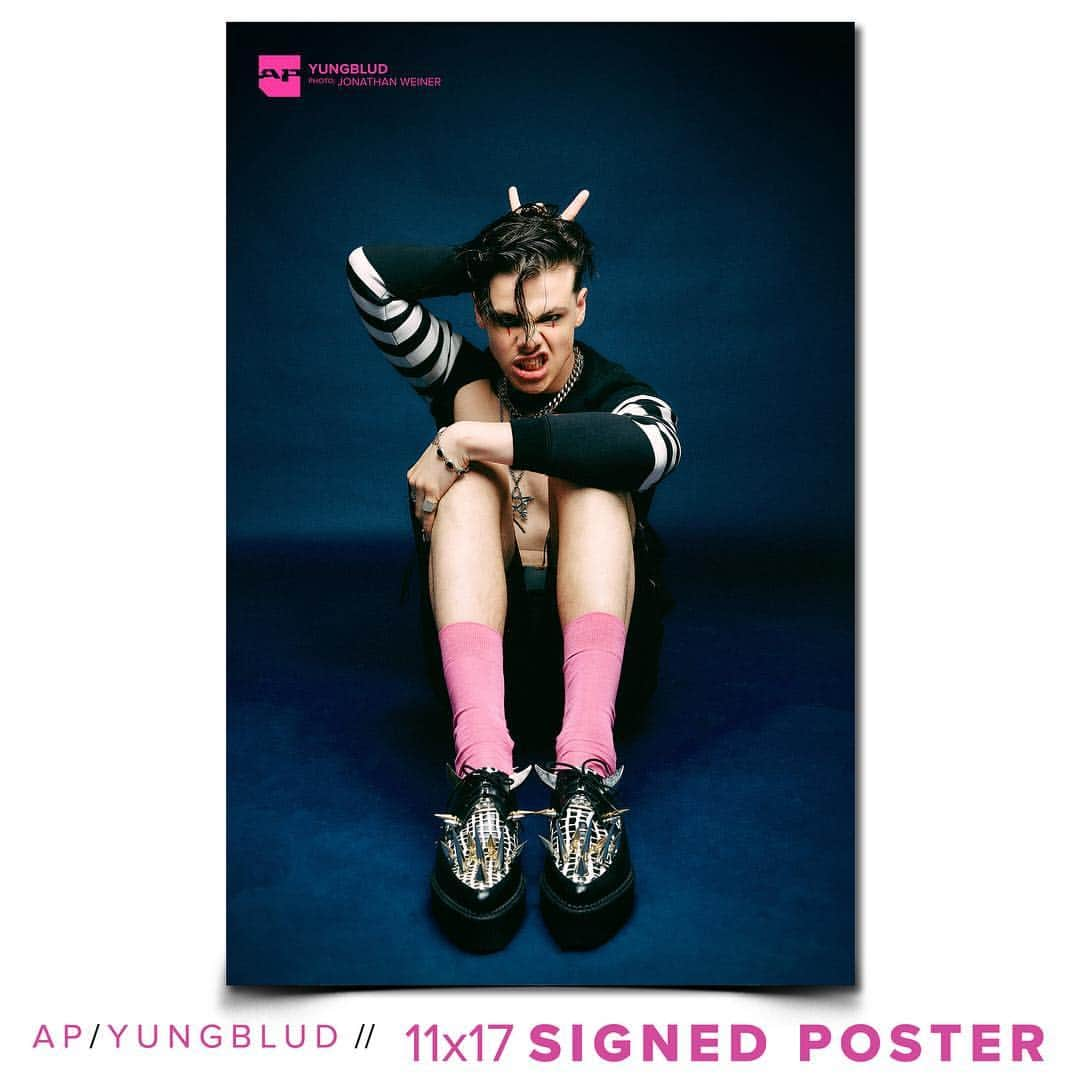 Alternative Pressさんのインスタグラム写真 - (Alternative PressInstagram)「@YUNGBLUD wouldn't ask you to do anything he wouldn't do himself. So wake up: because it's time to rise. In Issue 369, YUNGBLUD tells us the good, the bad, and the movement he's creating with his music and his message. ⁣⠀ .⁣⠀ ⁣⠀ Also in this issue, get an exclusive @puptheband interview conducted by @jeffrosenstock and an intimate interview with @ashcostello of @nydrock 👇⁣⠀ ALTPRESS.COM/NEWISSUE or LINK IN BIO⁣⠀ .⁣⠀ Photography: @jonathan.weiner⁣⠀⁣⠀ Grooming: @patriciamoraleshair⁣⠀⁣⠀ Style: @harperslate⁣⠀⁣⠀ .⁣⠀⁣⠀ .⁣⠀ #altpress #ap #alternativepress #iamap #yungblud #21stcenturyliability #dominicharrison #yungbludarmy #doctordoctor #medication #psychotickids #fallingskies #polygrapheyes #iloveyouwillyoumarryme #blackheartsclub #loner #blackheartsclub⁣⠀⁣⠀」4月17日 3時16分 - altpress