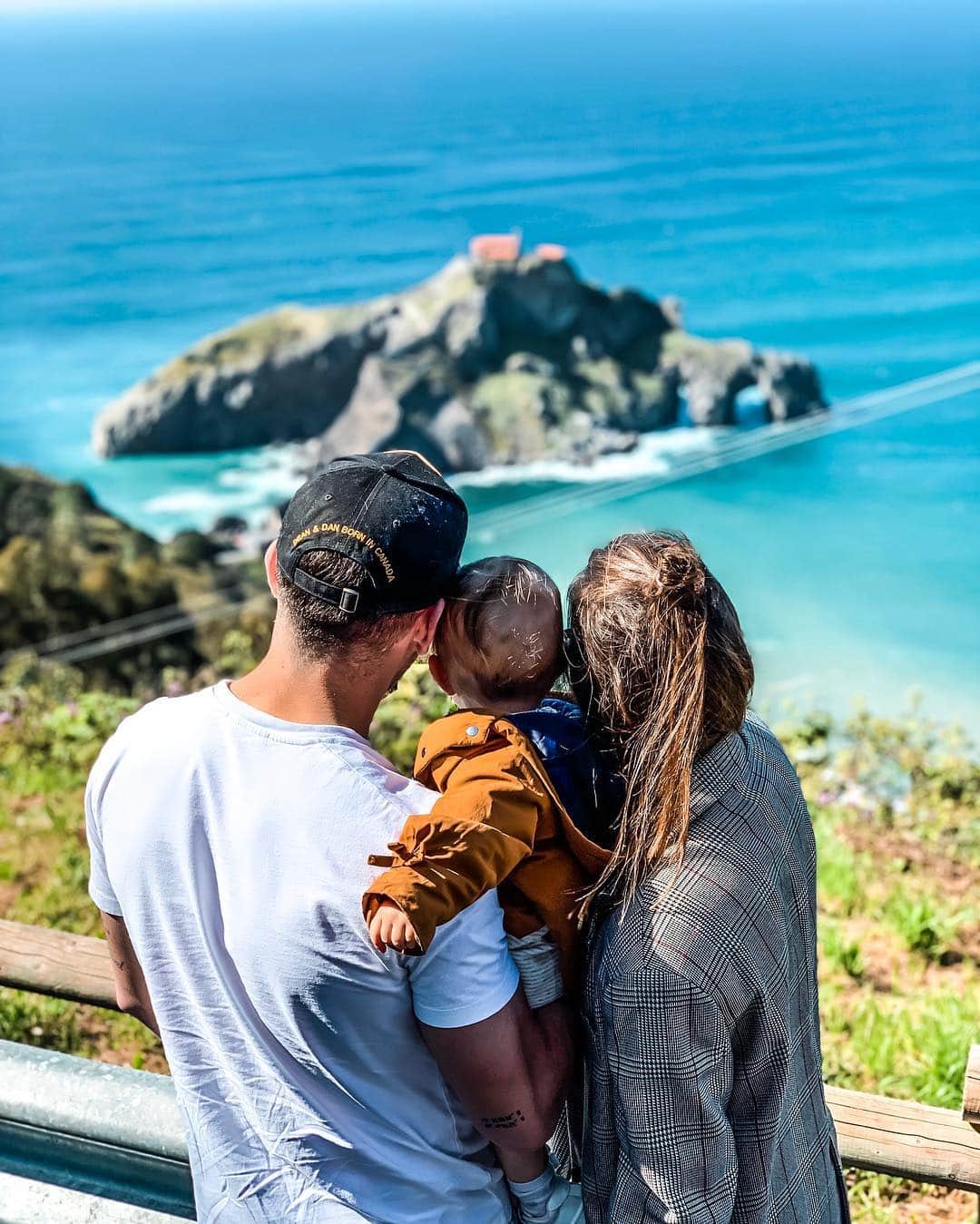 イバイ・ゴメスのインスタグラム：「Mira Aiala, ahí se casaron aita y mami 💒 ¡Qué recuerdos! ❤️ ¡Un lugar único! 😍」