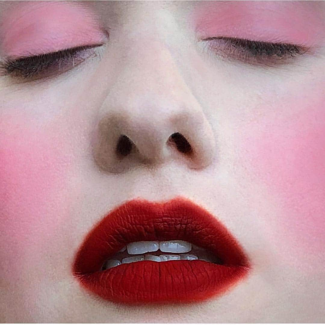 M·A·C Cosmetics UK & Irelandさんのインスタグラム写真 - (M·A·C Cosmetics UK & IrelandInstagram)「Clash of red and pink to add tension to full on glam💋 📸 M·A·C Director of Makeup Artistry @terrybarberonbeauty #regram 💄VIVAGLAM 1」4月17日 3時20分 - maccosmeticsuk