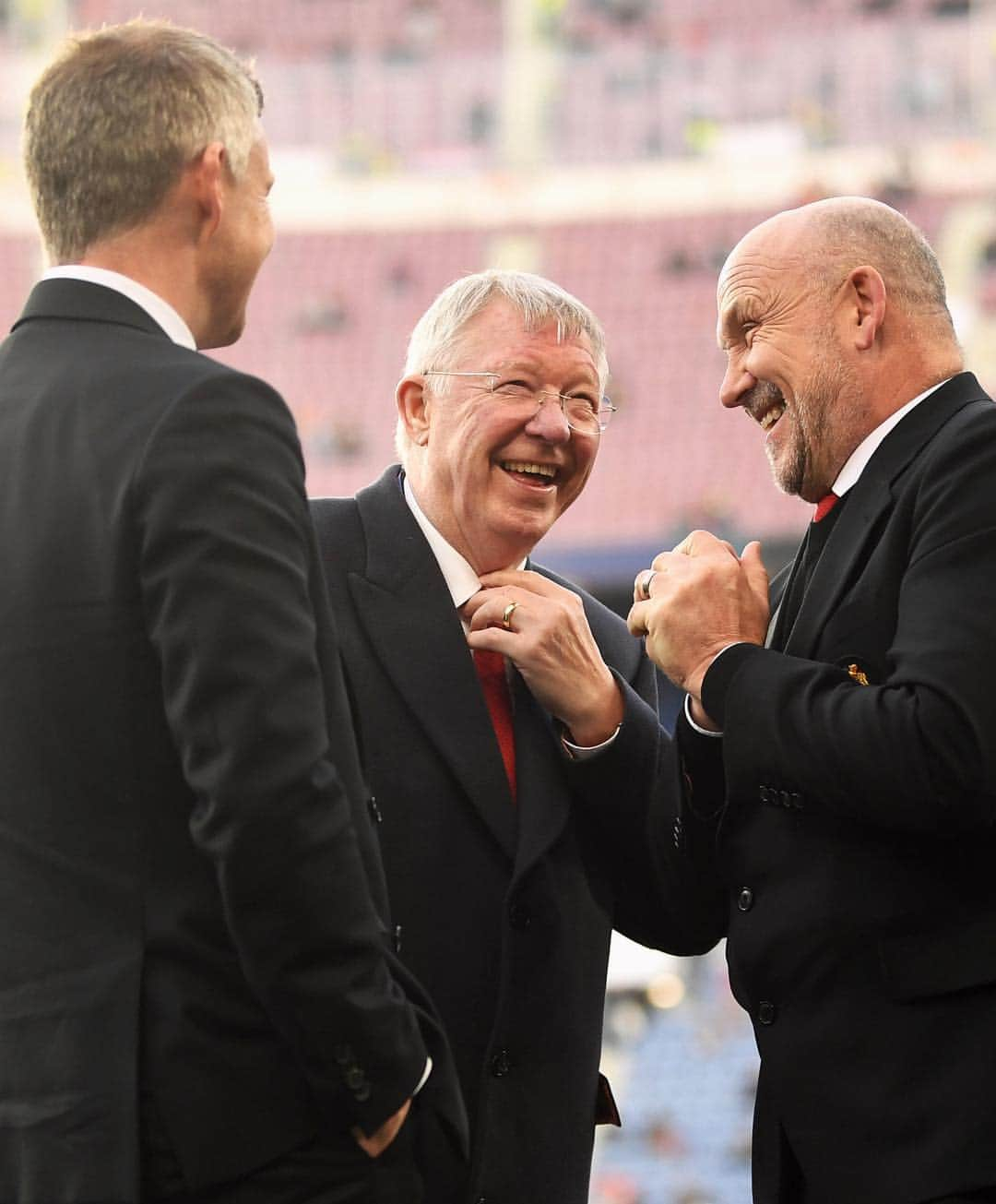 マンチェスター・ユナイテッドさんのインスタグラム写真 - (マンチェスター・ユナイテッドInstagram)「The boss caught up with a few familiar faces pre-match... 👀😍 #MUFC #ChampionsLeague」4月17日 3時23分 - manchesterunited