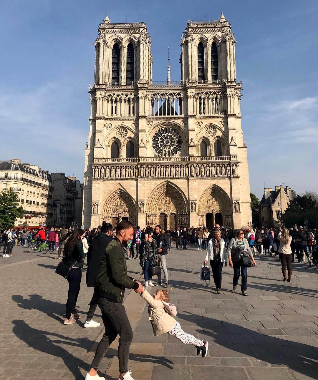 NBC Newsさんのインスタグラム写真 - (NBC NewsInstagram)「A heartwarming photo of a man and a little girl playing outside #NotreDame Cathedral shortly before it was engulfed in flames has gone viral after the tourist who snapped the picture shared it on social media in hopes of finding the pair. Click the link in our bio to read more. . 📷 Brooke Windsor」4月17日 3時30分 - nbcnews