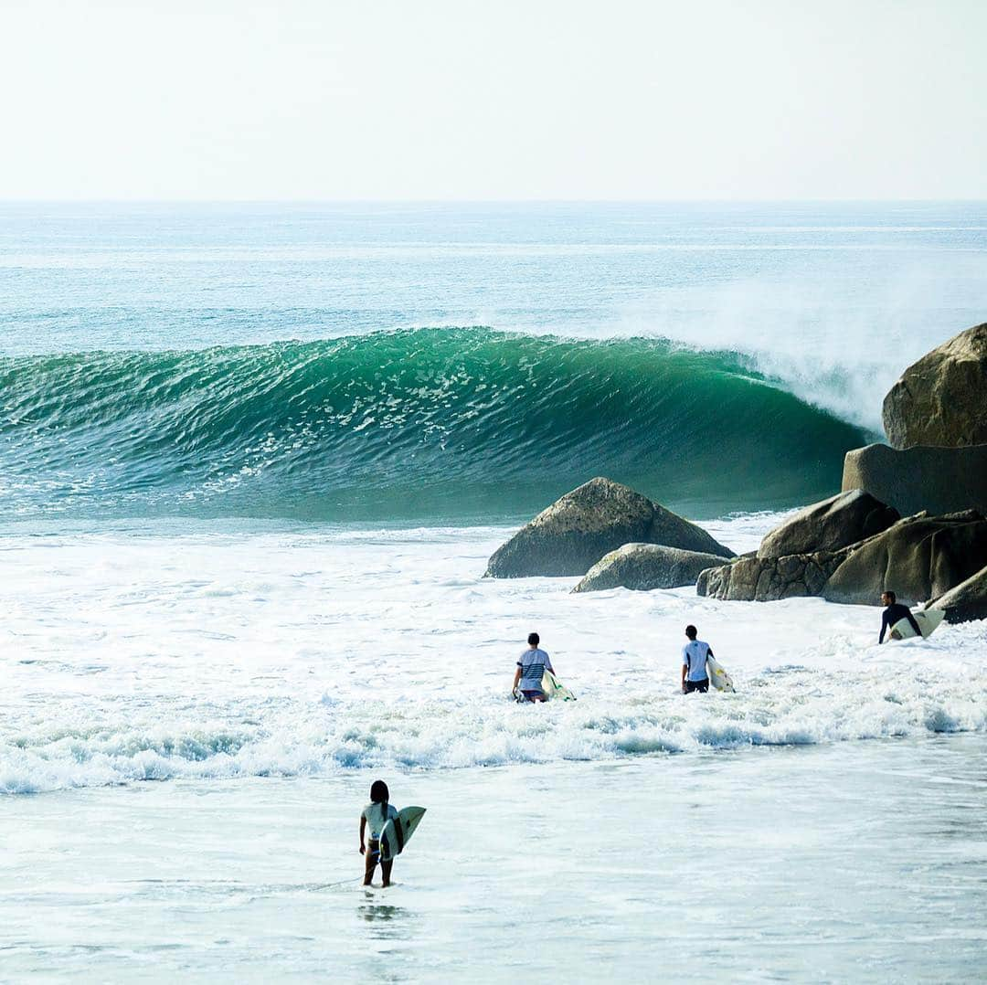 surflineさんのインスタグラム写真 - (surflineInstagram)「How far would you trek for perfection? @gado_gadooo, his trusty canine sidekick and a quiver of self-shaped surfboards decided to test the universe and made the haul deep down into Mainland Mex alllll the way from San Diego. 2,500 miles to be exact. Full story live on the site | @visslasurf」4月17日 3時33分 - surfline