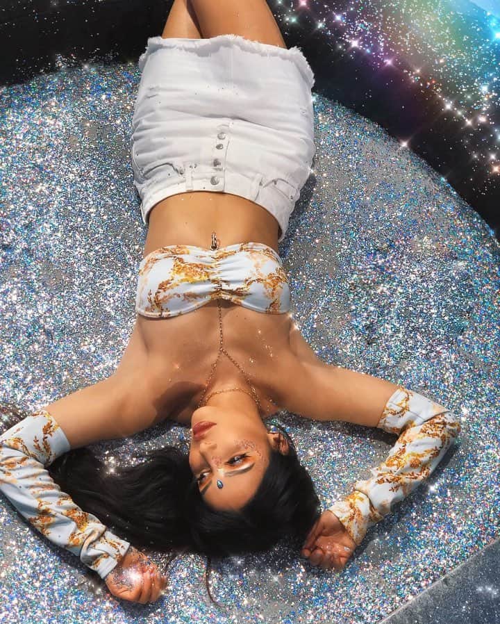 sananasのインスタグラム：「Glitters pool 🤩J’avais mis de l’huile sur mon corps alors imaginez quand je me suis relevée ... un highlighter ambulant 😂 . #NyxCosmetics #NyxCosmeticsFrance #Coachella #Coachella2019」