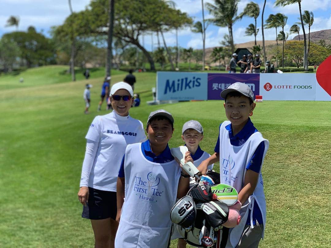 横峯さくらさんのインスタグラム写真 - (横峯さくらInstagram)「今週はハワイのKo Olinaで試合です⛳️ 昨日は可愛いキャディーさんたちが練習ラウンドを手伝ってくれました😊  Cute caddies helped me✨  #ハワイ #コオリナ #koolina #lpga #女子ゴルフ #女子プロゴルファー #キャディーバック #練習ラウンド #ゴルフ #プロゴルファー #可愛い」4月17日 3時59分 - sakura_yokomine