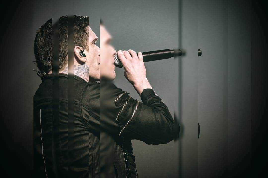 Shinedownさんのインスタグラム写真 - (ShinedownInstagram)「In a room full of mirrors there's only one way out... 🎶 #EVOLVE 📷 @sanjayparikhphoto」4月17日 3時57分 - shinedown