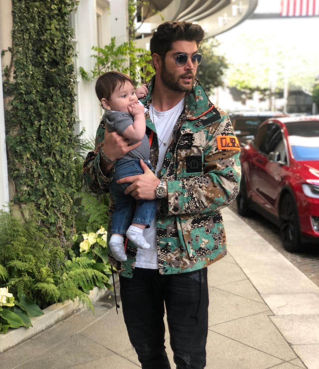 ニック・ベイトマンのインスタグラム：「Lil Bateman #Dadlife」