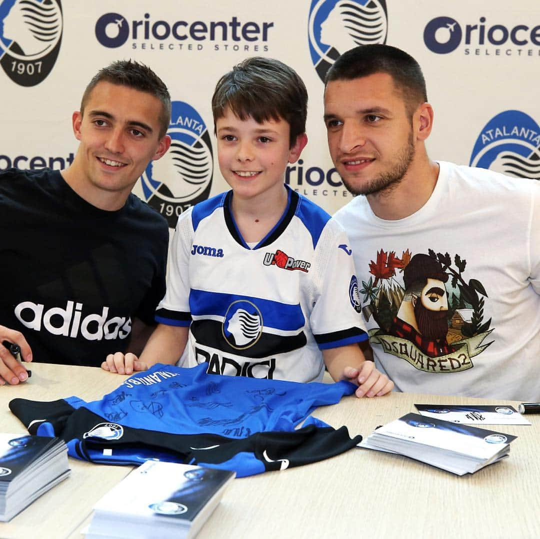 アタランタBCさんのインスタグラム写真 - (アタランタBCInstagram)「Foto, autografi e sorrisi con @timothycastagne e @djimsitiberat a @oriocenter 👍🏼😁👍🏼 ~ #AtalantaLife 🖤💙 #Atalanta #Bergamo #Oriocenter #fans #tifosi #supporters #forzaAtalanta」4月17日 4時04分 - atalantabc