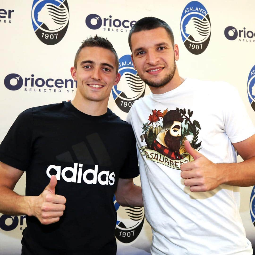 アタランタBCさんのインスタグラム写真 - (アタランタBCInstagram)「Foto, autografi e sorrisi con @timothycastagne e @djimsitiberat a @oriocenter 👍🏼😁👍🏼 ~ #AtalantaLife 🖤💙 #Atalanta #Bergamo #Oriocenter #fans #tifosi #supporters #forzaAtalanta」4月17日 4時04分 - atalantabc