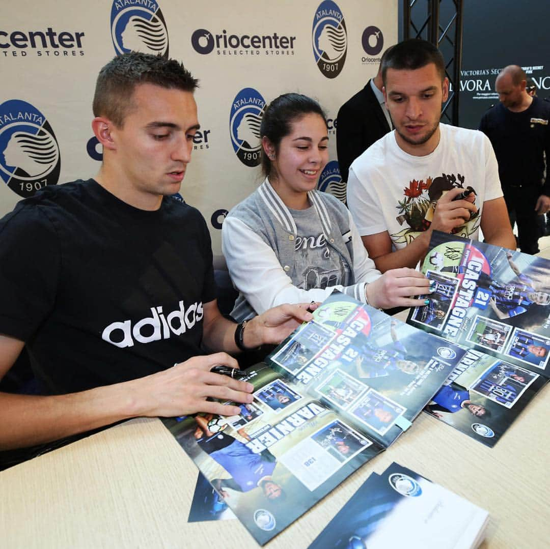 アタランタBCさんのインスタグラム写真 - (アタランタBCInstagram)「Foto, autografi e sorrisi con @timothycastagne e @djimsitiberat a @oriocenter 👍🏼😁👍🏼 ~ #AtalantaLife 🖤💙 #Atalanta #Bergamo #Oriocenter #fans #tifosi #supporters #forzaAtalanta」4月17日 4時04分 - atalantabc