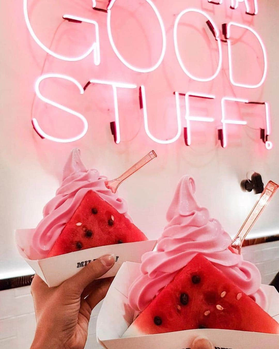 Cosmopolitanさんのインスタグラム写真 - (CosmopolitanInstagram)「If only ice cream breaks were as acceptable as coffee breaks 😋🍦🍉 #rg @hellomissmay」4月17日 4時04分 - cosmopolitan