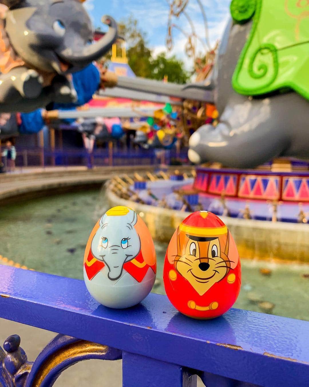 ディズニーランドさんのインスタグラム写真 - (ディズニーランドInstagram)「It’s an Eggstravaganza! It might be smart to bring along a bag of peanuts while you hunt for these eggs. (Photo: @tryeverythingdaily) #Disneyland #Dumbo #Eggstravaganza」4月17日 4時05分 - disneyland