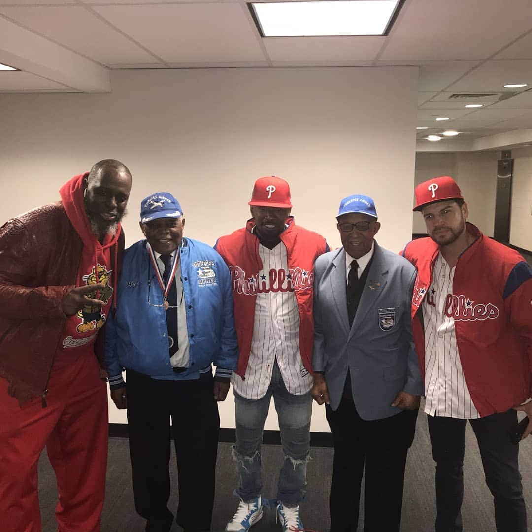 ジェイミー・フォックスさんのインスタグラム写真 - (ジェイミー・フォックスInstagram)「Had a once in a lifetime day yesterday honoring the legendary and heroic #jackierobinson Thank you to @mlb the @phillies and @espn! Got to see why the #215 means so much to my guys @Daveophilly @charliemackfirstout dem boys love Philly! Threw out the first pitch, had batting practice, met some great players, jumped in the press box with some real pros and shared a moment with 2 Tuskegee Airmen wow!!! #jackierobinsonday #42」4月17日 4時06分 - iamjamiefoxx