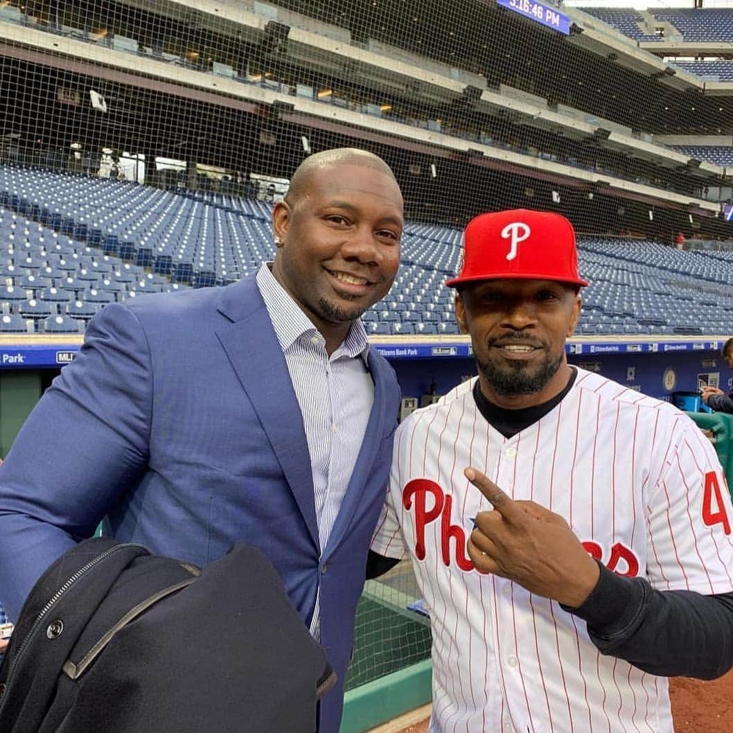 ジェイミー・フォックスさんのインスタグラム写真 - (ジェイミー・フォックスInstagram)「Had a once in a lifetime day yesterday honoring the legendary and heroic #jackierobinson Thank you to @mlb the @phillies and @espn! Got to see why the #215 means so much to my guys @Daveophilly @charliemackfirstout dem boys love Philly! Threw out the first pitch, had batting practice, met some great players, jumped in the press box with some real pros and shared a moment with 2 Tuskegee Airmen wow!!! #jackierobinsonday #42」4月17日 4時06分 - iamjamiefoxx