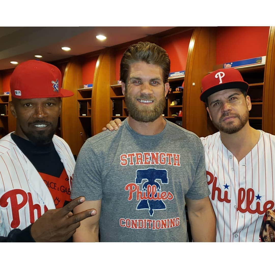 ジェイミー・フォックスさんのインスタグラム写真 - (ジェイミー・フォックスInstagram)「Had a once in a lifetime day yesterday honoring the legendary and heroic #jackierobinson Thank you to @mlb the @phillies and @espn! Got to see why the #215 means so much to my guys @Daveophilly @charliemackfirstout dem boys love Philly! Threw out the first pitch, had batting practice, met some great players, jumped in the press box with some real pros and shared a moment with 2 Tuskegee Airmen wow!!! #jackierobinsonday #42」4月17日 4時06分 - iamjamiefoxx