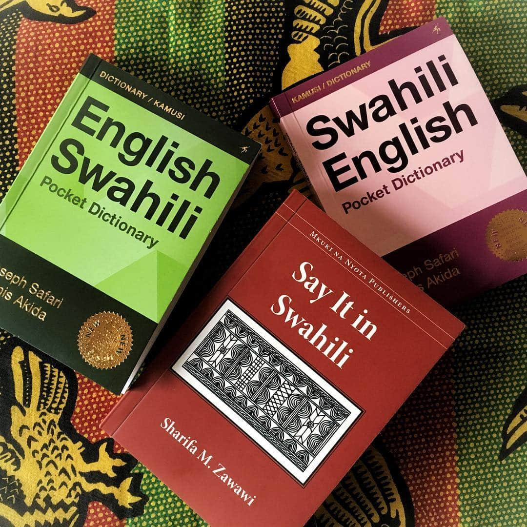 kwa MALOGOさんのインスタグラム写真 - (kwa MALOGOInstagram)「日本でも素晴らしいスワヒリ語の辞書や教本が発刊されていますが、スワヒリ語に興味のある人にこんな選択肢もあっていいかなと思って今回少しずつ入荷してみました♪ .  出版社曰くタンザニア国内でとても人気のあるシリーズだそうです！ ・スワヒリ語-英語ポケット辞書 ・英語-スワヒリ語ポケット辞書 ・英語-スワヒリ語フレーズ集 .  以上3点オンラインショップで発売中です☆ .  今、アフリカ全土の共通語として「スワヒリ語」を！という話も首脳間で行われているらしいのですが、、結果どうなるかは置いといて、日本でもスワヒリ語をもっと話したり聞いたりする機会が増えればいいなと単純に思います！ .  そして最後に、これを入荷したのは決して美人担当者の言葉にそそのかされたわけではありませぬ。。 .  #スワヒリ語  #英語  #辞書  #ポケット辞書  #フレーズ集  #旅の必需品  #旅のお供  #美人担当者にそそのかされてない！ #アフリカ雑貨  #kwamalogo  #swahilidictionary #swahililanguage #english #dictionary #Tanzania #kiswahili #kamusi #kingereza #trip #studylanguages @mkukinanyota」4月16日 19時08分 - kwamalogo